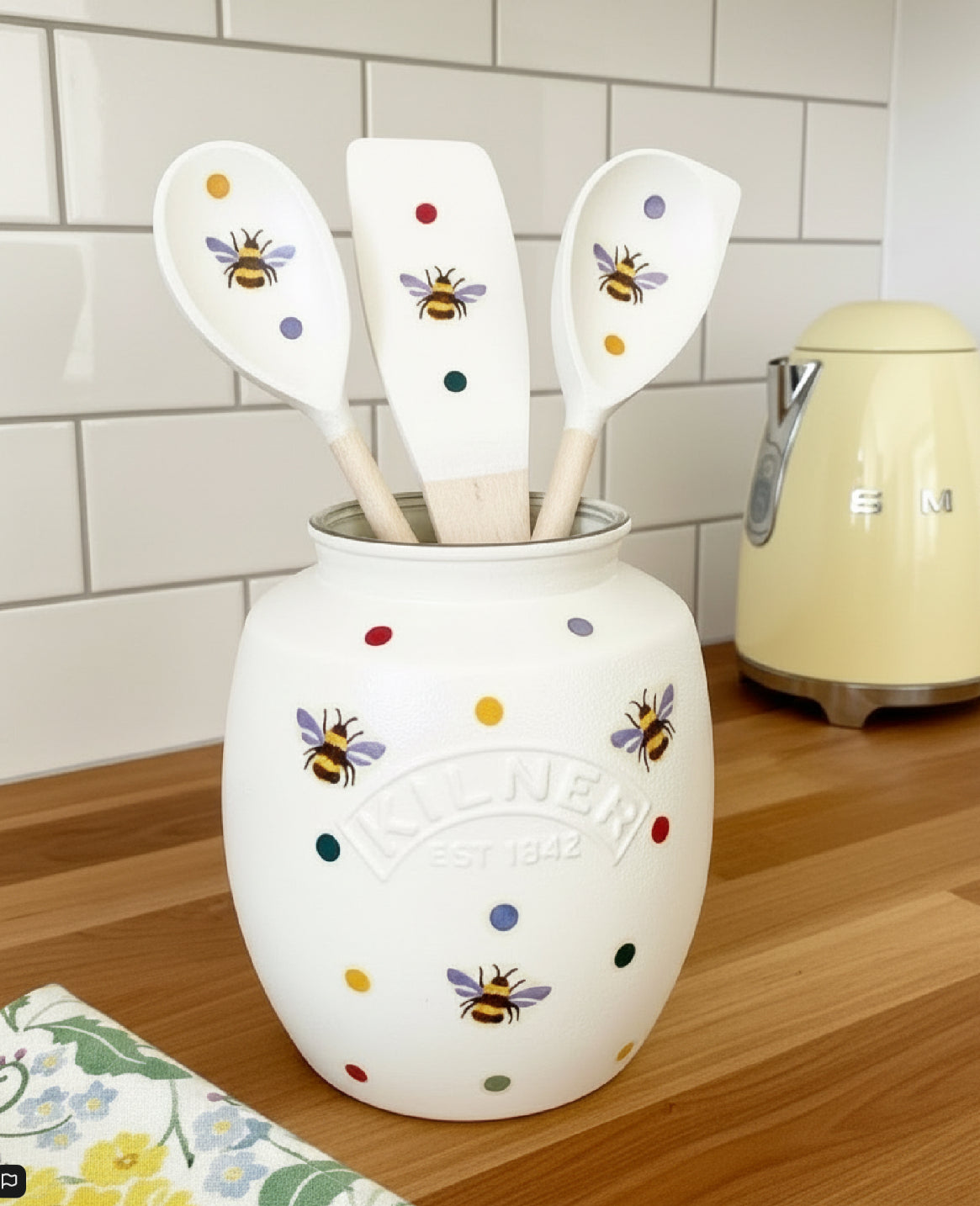POLKA DOT BEE KITCHEN COLLECTION